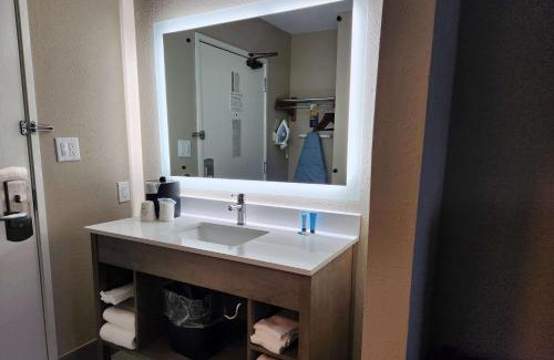 Quad Cities Hotel | Baymont by Wyndham Davenport