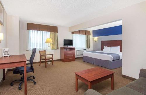 Dubuque Hotel | Baymont by Wyndham Dubuque