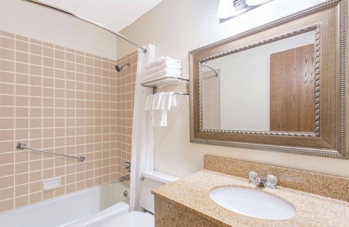 Dubuque Hotel | Baymont by Wyndham Dubuque