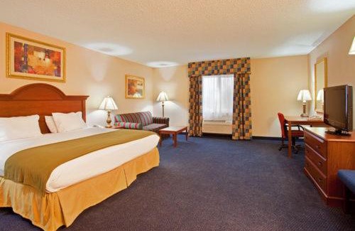 Galesburg Hotel | Baymont by Wyndham Galesburg