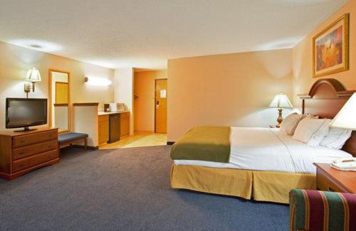 Galesburg Hotel | Baymont by Wyndham Galesburg