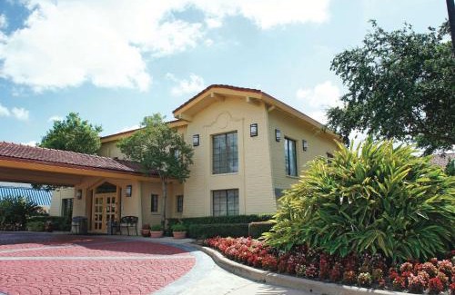 La Porte Hotel | Baymont by Wyndham Houston La Porte