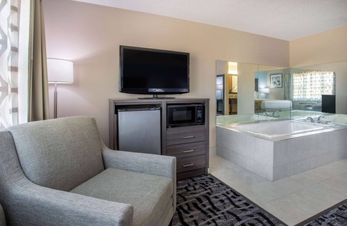Joliet Hotel | Baymont by Wyndham Joliet