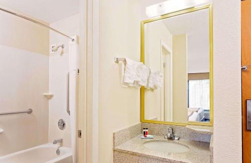 Kalamazoo Hotel | Baymont by Wyndham Kalamazoo East