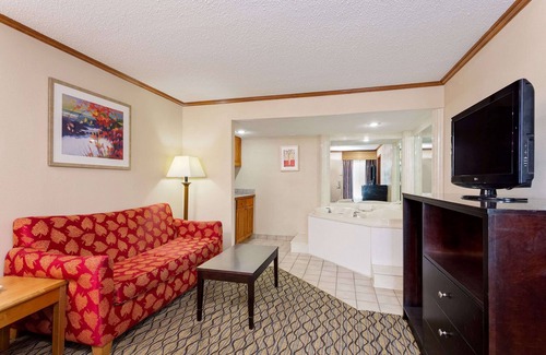 Kalamazoo Hotel | Baymont by Wyndham Kalamazoo East