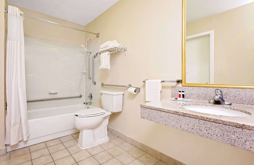 Kalamazoo Hotel | Baymont by Wyndham Kalamazoo East