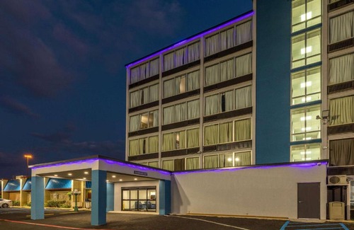 Bonanza Hotel | Baymont by Wyndham Laredo