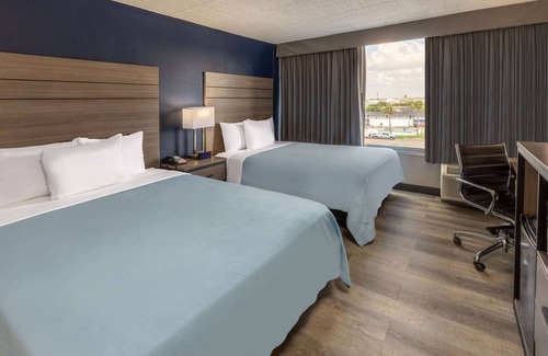 Bonanza Hotel | Baymont by Wyndham Laredo
