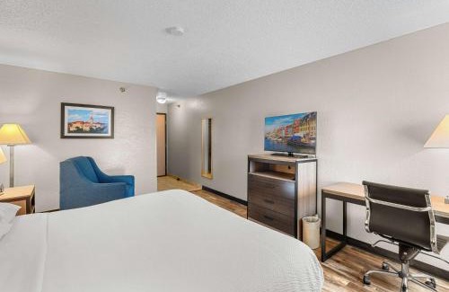 Hillcrest Hotel | Baymont by Wyndham Lawrence