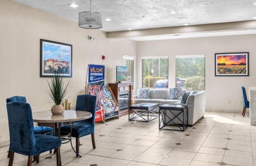 Hillcrest Hotel | Baymont by Wyndham Lawrence