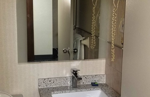 Saint-Laurent Hotel | Baymont by Wyndham Montreal Airport