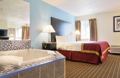 Norton Shores Hotel | Baymont by Wyndham Muskegon