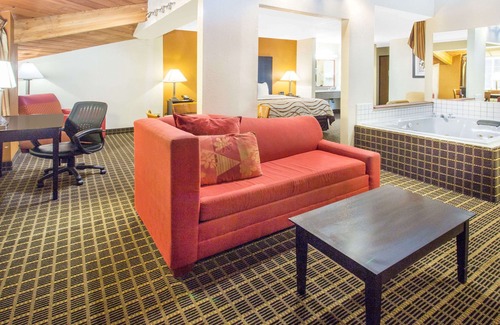 Norton Shores Hotel | Baymont by Wyndham Muskegon
