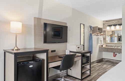 West Colonial Hotel | Baymont by Wyndham Orlando Downtown