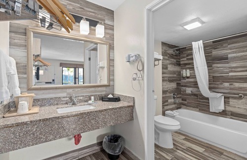 West Colonial Hotel | Baymont by Wyndham Orlando Downtown