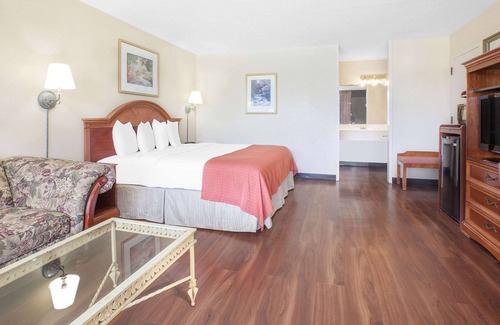 Paris Hotel | Baymont by Wyndham Paris