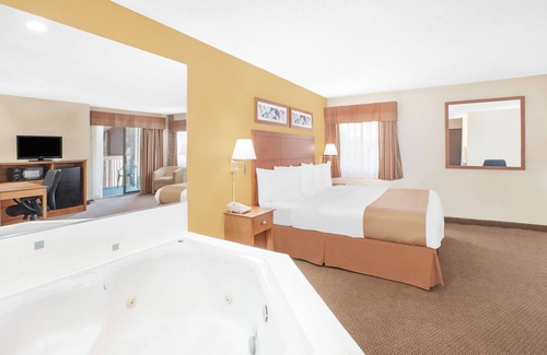 Smiths Creek Hotel | Baymont by Wyndham Port Huron