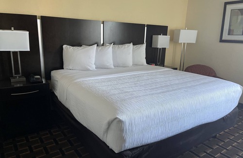 Dunmore Hotel | Baymont by Wyndham Scranton Dunmore