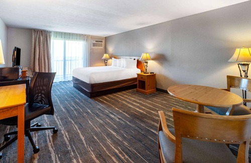 St Ignace Hotel | Baymont by Wyndham St. Ignace Lakefront