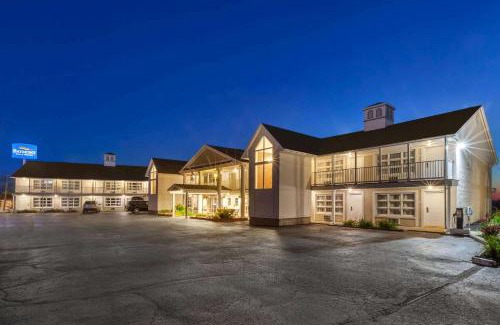St Ignace Hotel | Baymont by Wyndham St. Ignace Lakefront