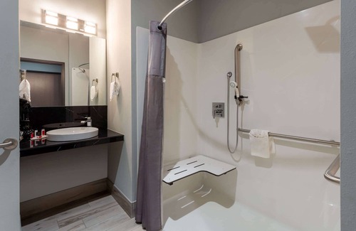 Madison Hotel | Baymont Inn & Suites by Wyndham Madison