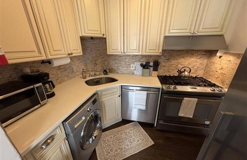 Bayonne Apartment | Bayonne 2BR: 15 Min to NYC, Pets OK, Parking Available