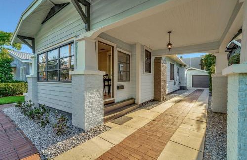 SoHo House | Bayshore Beauty Stylish 3BR SOHO Bungalow near Hyde Park