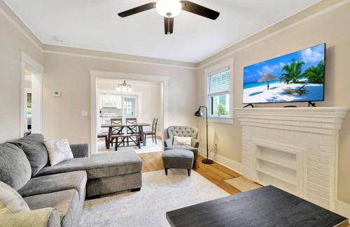SoHo House | Bayshore Beauty Stylish 3BR SOHO Bungalow near Hyde Park