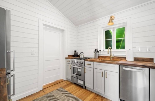 Hyde Park Apartment | Bayshore Grand Two Bedroom - The Adaline