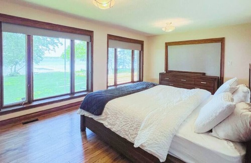 Ramara House | Bayshore Waterfront|Firepit|Shallow Entry|Sauna