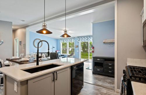 Brussels House | Bayside Bear - Lakefront Paradise! Hot Tub, Canoe & Family Fun