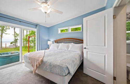 Brussels House | Bayside Bear - Lakefront Paradise! Hot Tub, Canoe & Family Fun