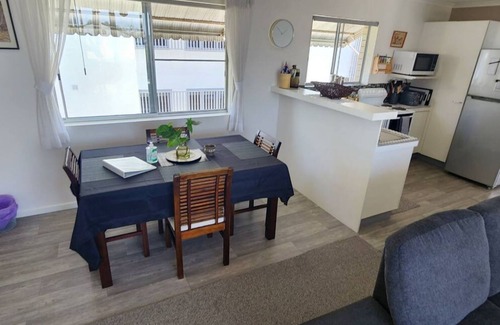 Wynnum Apartment | Bayside Lifestyle Getaway Sleeps 4