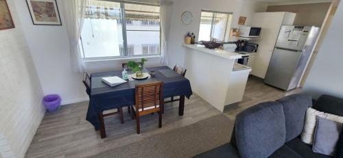 Wynnum Apartment | Bayside Lifestyle Getaway Sleeps 4