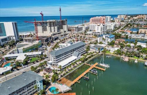 Clearwater Beach Apartment | Bayside Penthouse-5min to Beach, Rest & Shops