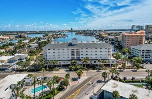 Clearwater Beach Apartment | Bayside Penthouse-5min to Beach, Rest & Shops
