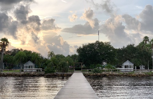 Ruskin Condo | Bayside Retreat “Modern Condo Beach Getaway”