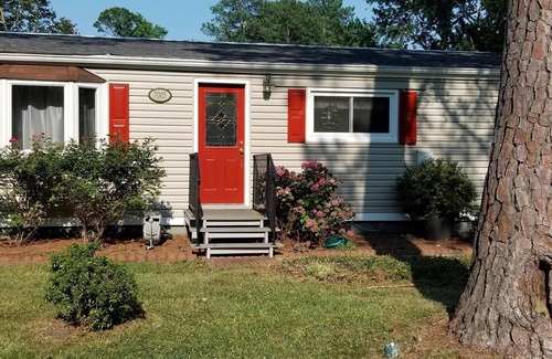Rose Haven House | Bayside/Waterview Attractive 3 BR home 2 blocks from marina, beaches & more.