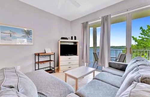 St. Petersburg - Clearwater Apartment | Bayview Oceanside Condo with Pool and Private Balcony