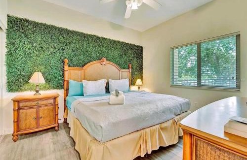 St. Petersburg - Clearwater Apartment | Bayview Oceanside Condo with Pool and Private Balcony