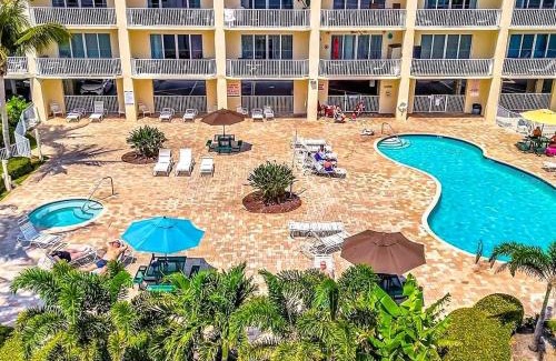 St. Petersburg - Clearwater Apartment | Bayview Oceanside Condo with Pool and Private Balcony