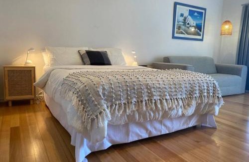 North Beach House | Bayview Retreat - Esplanade home w wifi