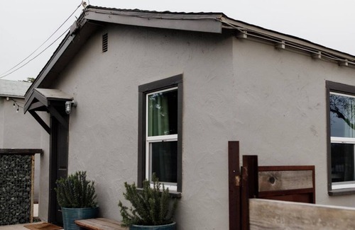 Baywood Park House | Baywood Cottage #1 | Walk to Bay | Dog Friendly