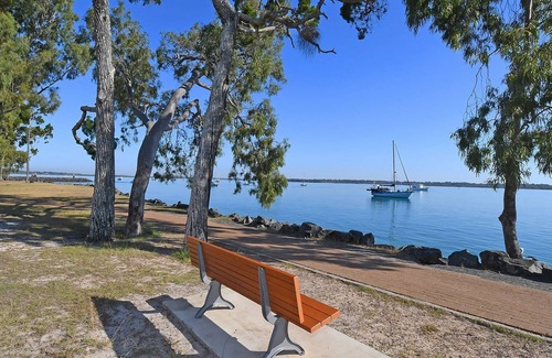 Traviston House | Bazza's Beach House - Riverfront - 3BR - Air Con