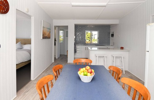 Traviston House | Bazza's Beach House - Riverfront - 3BR - Air Con