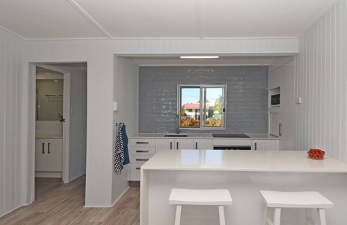 Traviston House | Bazza's Beach House - Riverfront - 3BR - Air Con