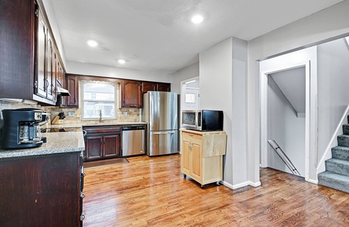 Mission House | 🌻BBQ🌻Luxury King Beds🌻Nearby Parks🌻 Reserved Parking🌻Smart TVs🌻Google Fiber🌻W/D🌻