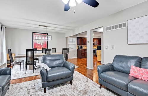 Mission House | 🌻BBQ🌻Luxury King Beds🌻Nearby Parks🌻 Reserved Parking🌻Smart TVs🌻Google Fiber🌻W/D🌻