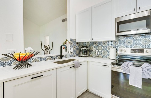 Lake St. George House | BBQ Ready Retreat w/Pool Access in Palm Harbor