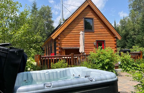Bretton Woods Villa | BC Log cabin with private beach river fire pit AC wifi onsite trails ski slope views